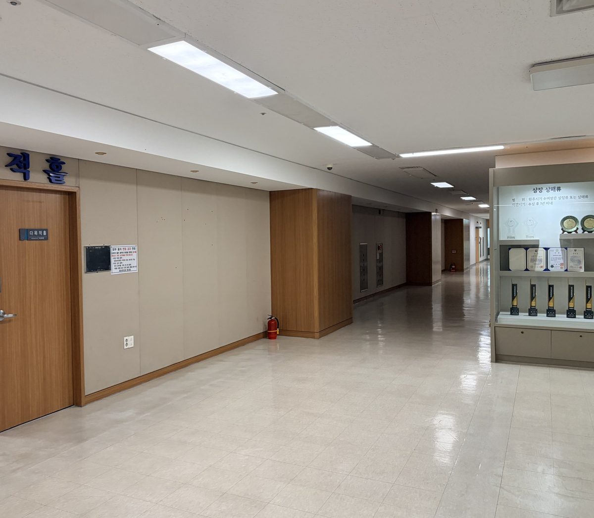 다목적홀 출입문 앞 복도