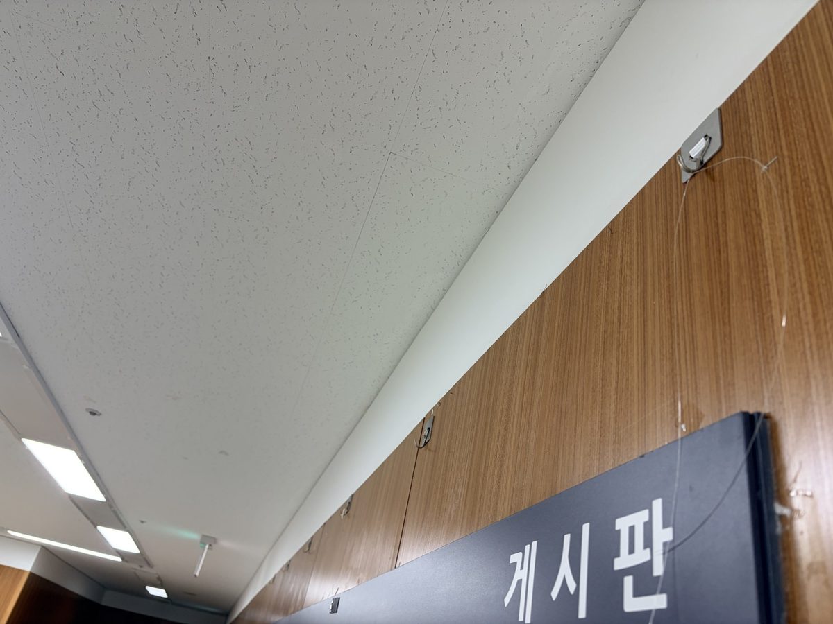 다목적홀 밖 게시판과 벽면 고리