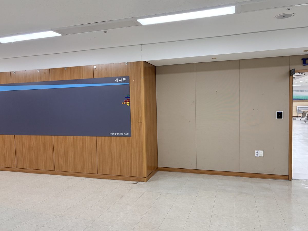 화환을 둘 복도 벽면